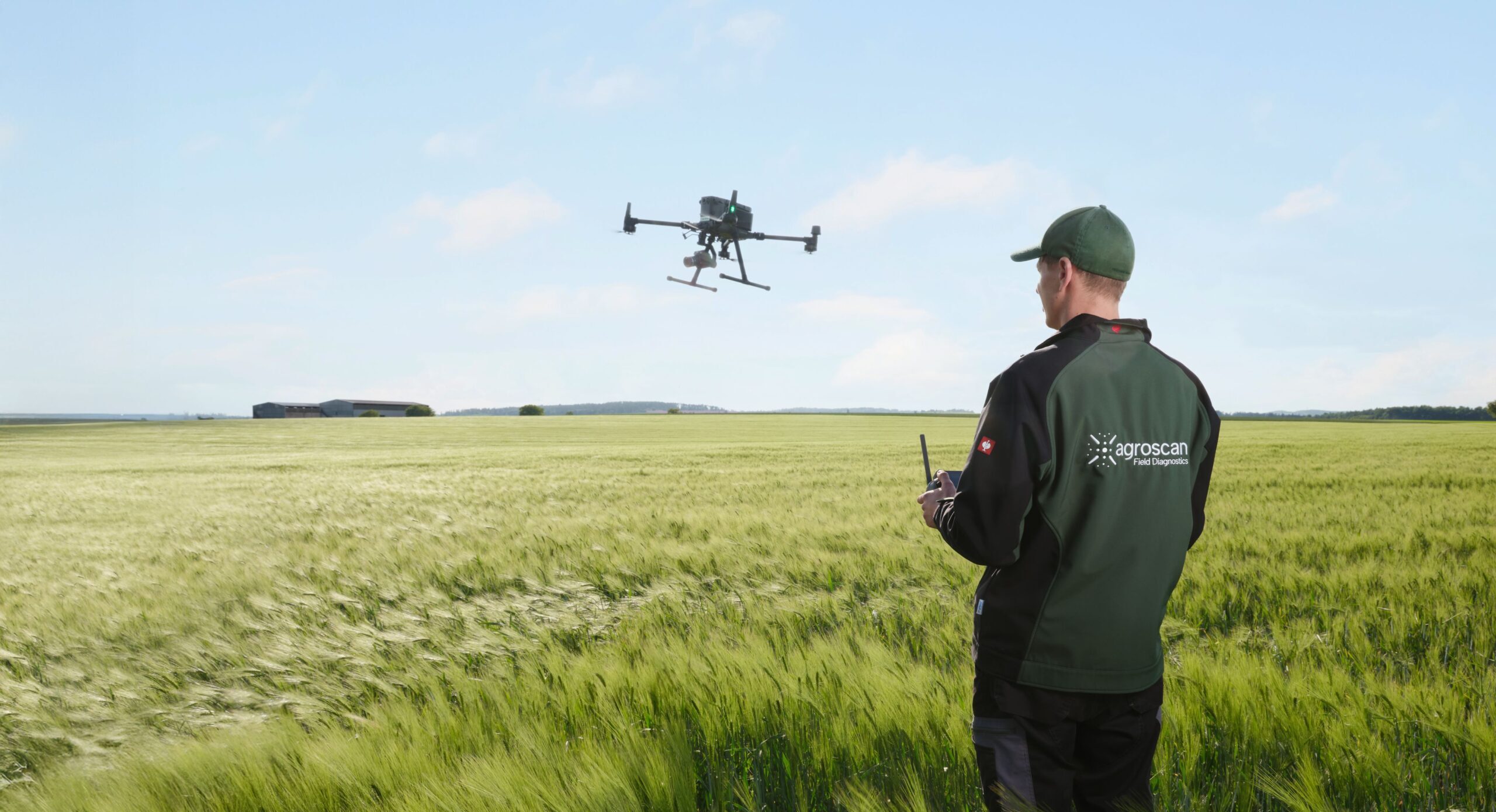 Ochrana polí: Česká firma aplikuje pachové odpuzovače pomocí dronů