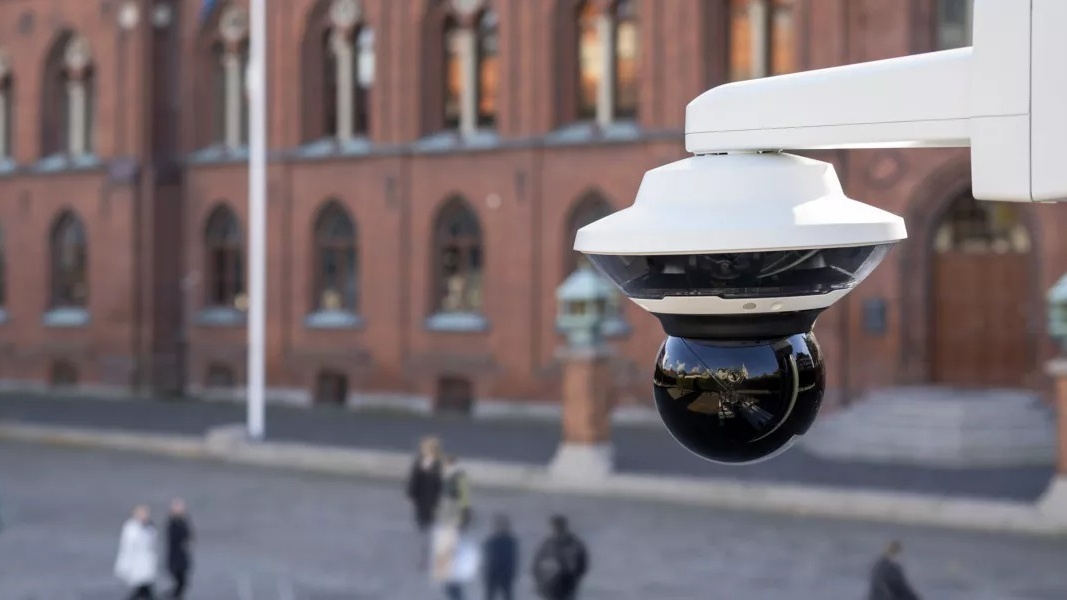 PTZ kamery Axis vybavené AI zajistí dohled až 300 metrů v naprosté tmě