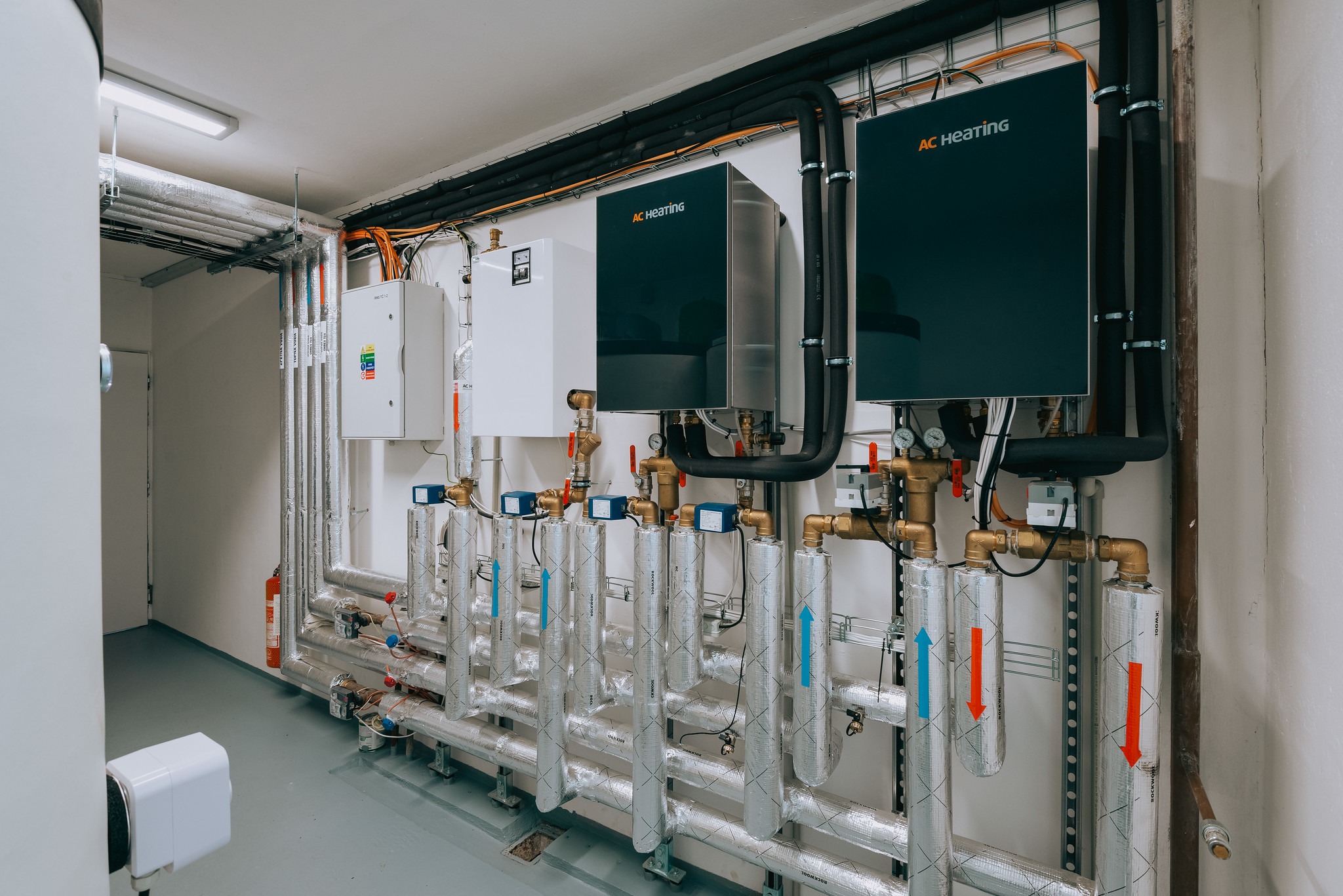 Poruchy teplovodů ukazují problémy starých tepláren. Bytové domy hledají jiné technologie