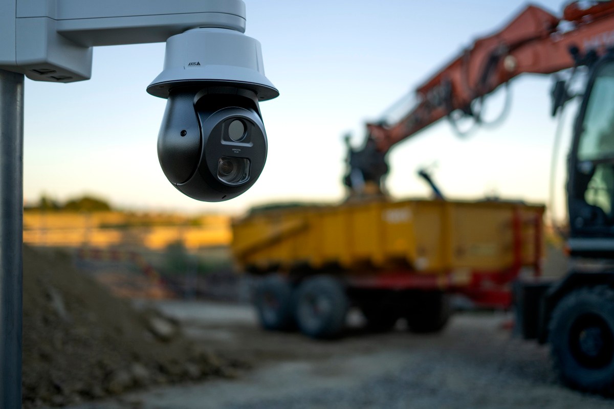 Axis uvádí otočnou bispektrální kameru s termální detekcí