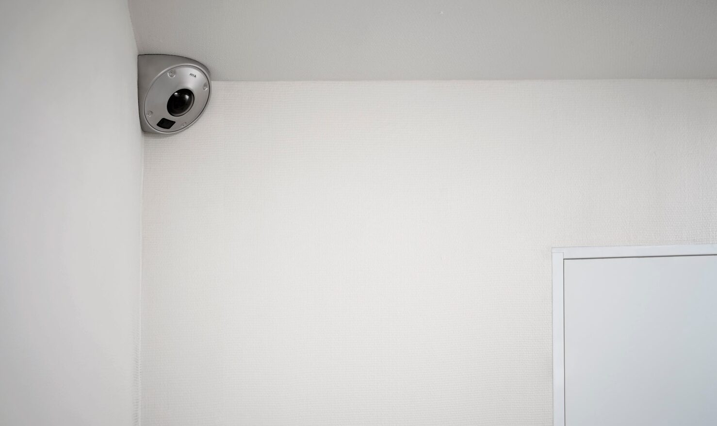 Axis uvádí svou první rohovou kameru s umělou inteligencí